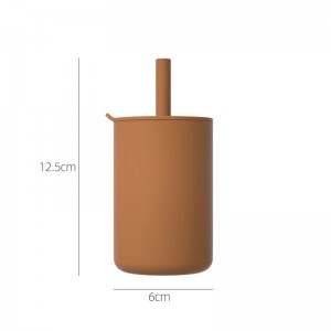 Vattentät läcktät kopp med silikonstrå för barnmatning